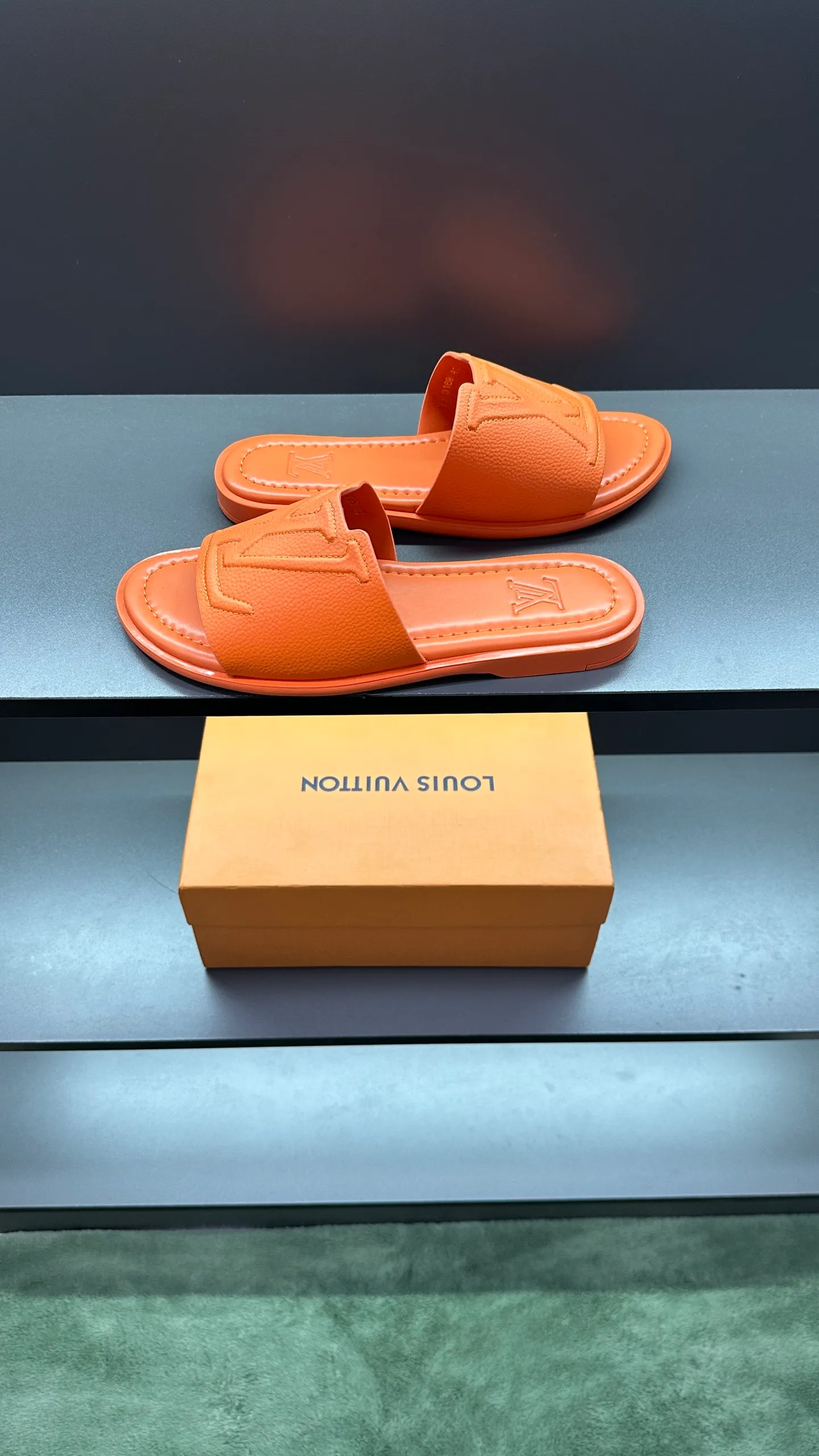 P280 🔍Top purchasing agent LV men's spring and summer slippers counter synchronized. The uppers are made of cowhide fabric imported from Italy, with logo graphics and high-quality craftsmanship. The soles are: original soles specially provided by the original factory. Exclusive molded soles are super comfortable. Original factory follow-up orders. 🔍🔍High quality. You can enter and exit the counter at will. Welcome to compare. Size 38-45